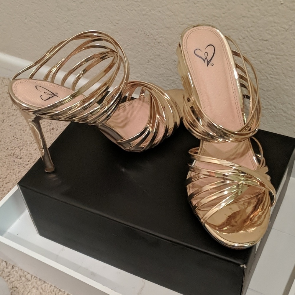 Gold Windsor Heels💛